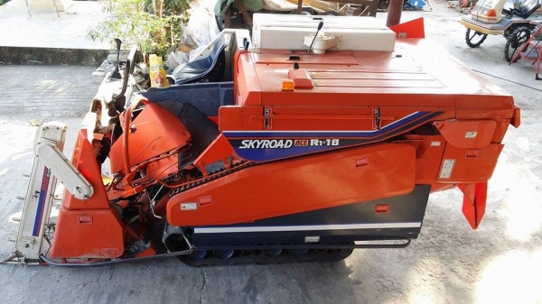 รถเกี่ยวข้าวพร้อมนวดข้าวในตัว แบบนั่งขับ เก่าญี่ปุ่น KUBOTA ขนาด 18 แรง 2 แถว สภาพสวย เครื่องยนต์ติดง่าย รถเกี่ยวข้าวพร้อมนวดข้าวในตัว แบบนั่งขับ เก่าญี่ปุ่น KUBOTA ขนาด 18 แรง 2 แถว สภาพสวย เครื่องยนต์ติดง่าย