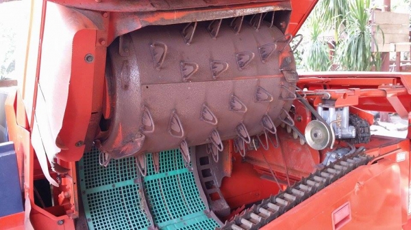 รถเกี่ยวข้าวพร้อมนวดข้าวในตัว แบบนั่งขับ เก่าญี่ปุ่น KUBOTA ขนาด 18 แรง 2 แถว สภาพสวย เครื่องยนต์ติดง่าย รถเกี่ยวข้าวพร้อมนวดข้าวในตัว แบบนั่งขับ เก่าญี่ปุ่น KUBOTA ขนาด 18 แรง 2 แถว สภาพสวย เครื่องยนต์ติดง่าย