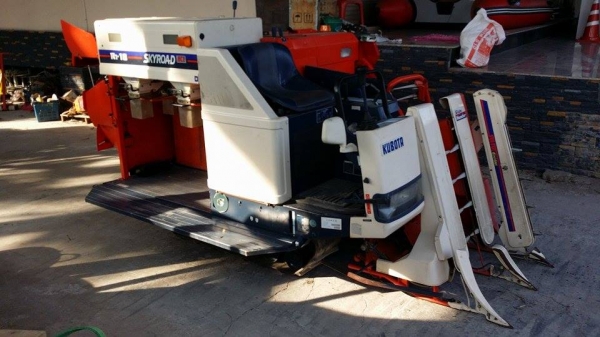 รถเกี่ยวข้าวพร้อมนวดข้าวในตัว แบบนั่งขับ เก่าญี่ปุ่น KUBOTA ขนาด 18 แรง 2 แถว สภาพสวย เครื่องยนต์ติดง่าย รถเกี่ยวข้าวพร้อมนวดข้าวในตัว แบบนั่งขับ เก่าญี่ปุ่น KUBOTA ขนาด 18 แรง 2 แถว สภาพสวย เครื่องยนต์ติดง่าย