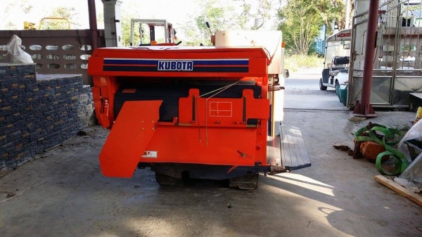 รถเกี่ยวข้าวพร้อมนวดข้าวในตัว แบบนั่งขับ เก่าญี่ปุ่น KUBOTA ขนาด 18 แรง 2 แถว สภาพสวย เครื่องยนต์ติดง่าย รถเกี่ยวข้าวพร้อมนวดข้าวในตัว แบบนั่งขับ เก่าญี่ปุ่น KUBOTA ขนาด 18 แรง 2 แถว สภาพสวย เครื่องยนต์ติดง่าย