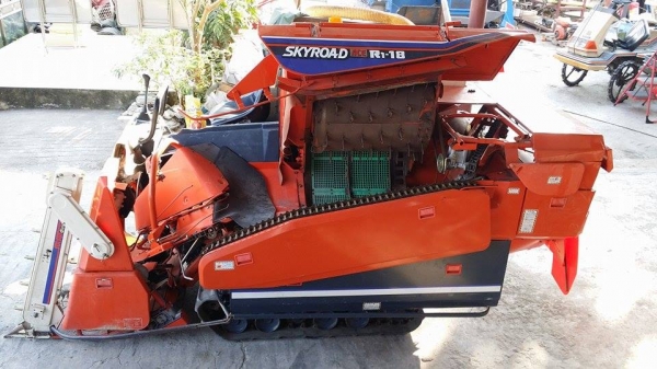 รถเกี่ยวข้าวพร้อมนวดข้าวในตัว แบบนั่งขับ เก่าญี่ปุ่น KUBOTA ขนาด 18 แรง 2 แถว สภาพสวย เครื่องยนต์ติดง่าย รถเกี่ยวข้าวพร้อมนวดข้าวในตัว แบบนั่งขับ เก่าญี่ปุ่น KUBOTA ขนาด 18 แรง 2 แถว สภาพสวย เครื่องยนต์ติดง่าย