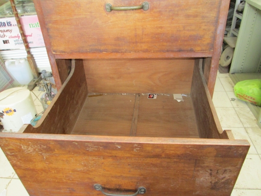 ลดราคาOKครับ     ตูัเอกสาร  งานโบราณครับ   อายุไม่หนี 70ปีครับอย่างน้อยครับ