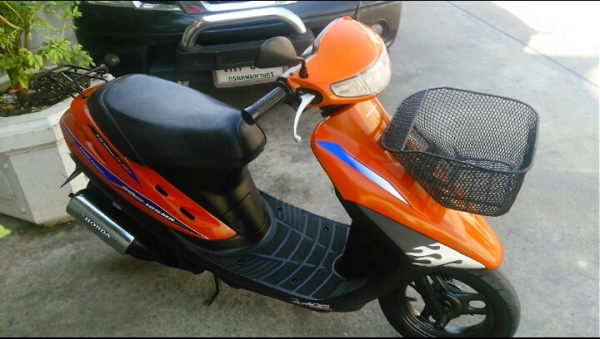 ขายรถป๊อบ HONDA DIO  ZX สีส้มเข้ม สภาพดีและพร้อมใช้งานได้เลย สตาร์ดสองระบบ มือเท้า เครื่องดี เสียงเงียบมาก รถบิดพุ่ง สีสวยโอเค มีตระกร้าหน้า ใต้เบาะมีที่เก็บของขนาดไหญ่ เก็บรายระเอียดรถแล้ว ซื้อไปขับอย่างเดียวพอไม่ต้องทำเพิ่ม ขอขาย 8500 บาท K.tum 09719775