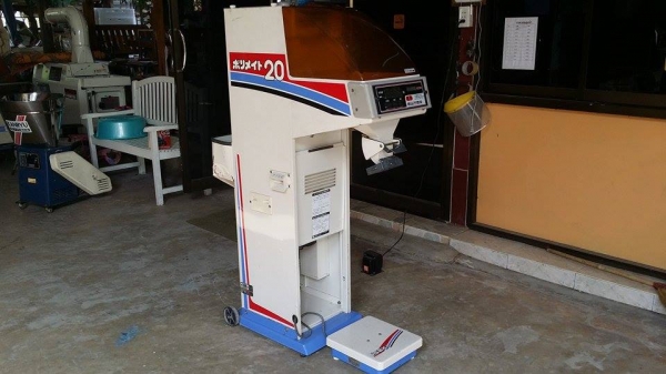 เครื่องคัดแยกเมล็ดพร้อมชั่ง ISEKI   รุ่น 20 เก่าญี่ปุ่น สภาพสวย เครื่องพร้อมใช้งาน ทำให้การชั่งเป็นไปอย่างสะดวกและได้มาตรฐาน