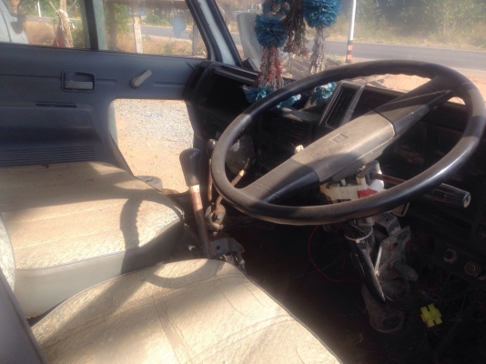 ISUZU ELF 115 HP 4BD1 หกล้อดั๊มพ์ กระบะดั๊มพ์เหล็กบรรทุก 3-4 คิว รถสภาพดีพร้อมใช้งานได้เลยครับ เครื่องแรงดีแห้งดี ภายในเก๋งคอนโซลสวยครบ ช่วงล่างคัชซีไม่ผุไม่บวม เอกสารทะเบียนภาษีครบพร้อมโอน ราคาต่อรองได้ครับ