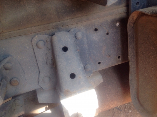 ISUZU ELF 115 HP 4BD1 หกล้อดั๊มพ์ กระบะดั๊มพ์เหล็กบรรทุก 3-4 คิว รถสภาพดีพร้อมใช้งานได้เลยครับ เครื่องแรงดีแห้งดี ภายในเก๋งคอนโซลสวยครบ ช่วงล่างคัชซีไม่ผุไม่บวม เอกสารทะเบียนภาษีครบพร้อมโอน ราคาต่อรองได้ครับ