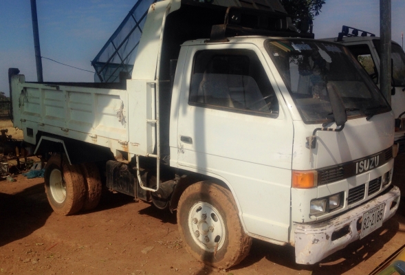 ISUZU ELF 115 HP 4BD1 หกล้อดั๊มพ์ กระบะดั๊มพ์เหล็กบรรทุก 3-4 คิว รถสภาพดีพร้อมใช้งานได้เลยครับ เครื่องแรงดีแห้งดี ภายในเก๋งคอนโซลสวยครบ ช่วงล่างคัชซีไม่ผุไม่บวม เอกสารทะเบียนภาษีครบพร้อมโอน ราคาต่อรองได้ครับ