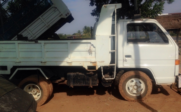 ISUZU ELF 115 HP 4BD1 หกล้อดั๊มพ์ กระบะดั๊มพ์เหล็กบรรทุก 3-4 คิว รถสภาพดีพร้อมใช้งานได้เลยครับ เครื่องแรงดีแห้งดี ภายในเก๋งคอนโซลสวยครบ ช่วงล่างคัชซีไม่ผุไม่บวม เอกสารทะเบียนภาษีครบพร้อมโอน ราคาต่อรองได้ครับ