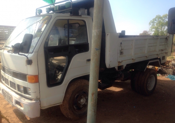 ISUZU ELF 115 HP 4BD1 หกล้อดั๊มพ์ กระบะดั๊มพ์เหล็กบรรทุก 3-4 คิว รถสภาพดีพร้อมใช้งานได้เลยครับ เครื่องแรงดีแห้งดี ภายในเก๋งคอนโซลสวยครบ ช่วงล่างคัชซีไม่ผุไม่บวม เอกสารทะเบียนภาษีครบพร้อมโอน ราคาต่อรองได้ครับ