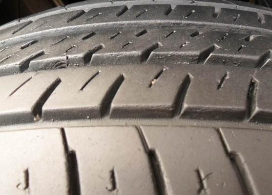 ยางรถกระบะ205-70 R15ดอกหนามาก(4เส้น1,900บ)