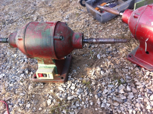 มอเตอร์เจียร์แกนคู่ VENZ ขนาด 1 แรงม้า ต่อใช้ไฟได้ 220/380 V. ตัวใหญ่ พร้อมใช้งานเจียร์หรือใส่ผ้าขัด ,แปรงลวด