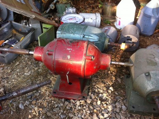 มอเตอร์เจียร์แกนคู่ VENZ ขนาด 1 แรงม้า ต่อใช้ไฟได้ 220/380 V. ตัวใหญ่ พร้อมใช้งานเจียร์หรือใส่ผ้าขัด ,แปรงลวด