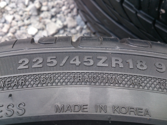 ขายแม็กขอบ18 5รู100,114 8นิ้ว พร้อมยาง225/45R18 ยางสัปดาห์ที่30ปี11  ยางสวยมากนิ่มลึกดอกเต็มใช้งานน้อยไม่แตกลายไม่ร้าวสวยๆ  จำนวน 1  ชุด