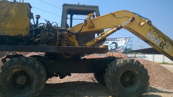 แมคโคล้อยาง รุ่นโกเบโก้ 120 มาค 1 ขาย 290000 สองเพลา เครื่องเดิมปั้มเดิมใช้งานได้ปกติ