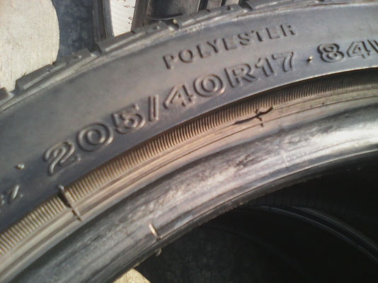 205/40R17 BRIDGESTONE และ DUNLOP   มี 4 เส้น TEL.081-427-3941