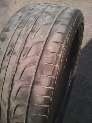 205/40R17 BRIDGESTONE และ DUNLOP   มี 4 เส้น TEL.081-427-3941