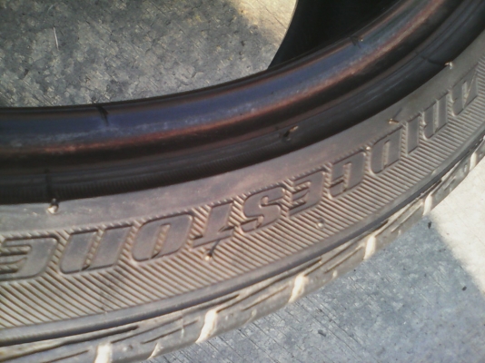 205/40R17 BRIDGESTONE และ DUNLOP   มี 4 เส้น TEL.081-427-3941