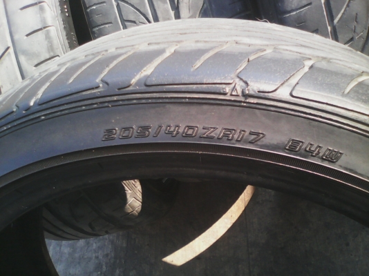 205/40R17 BRIDGESTONE และ DUNLOP   มี 4 เส้น TEL.081-427-3941