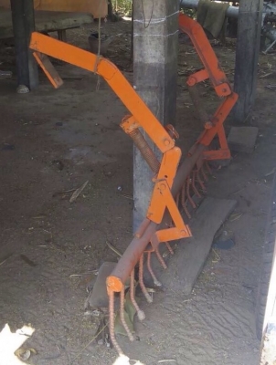 KUBOTA L3408 4WD รถสวยจัดอุปกรณ์ครบครันพร้อมใช้งานได้เลยครับ เครื่องแห้งดีแรงดี เกียร์หน้าหลังเข้าง่ายไม่มีปัญหาครับ อุปกรณ์มี 3 ชิ้น มีใบดันหน้า,ผาน 6,คราด ช่วงล่างแน่น ยางสภาพดี 70\% พร้อมทำงานได้เลย เอกสารเล่มทะเบียนชุดโอนครบพร้อม ราคาต่อรองได้ครับ