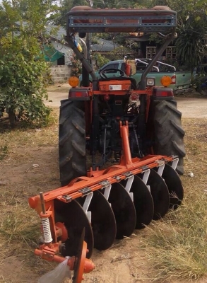KUBOTA L3408 4WD รถสวยจัดอุปกรณ์ครบครันพร้อมใช้งานได้เลยครับ เครื่องแห้งดีแรงดี เกียร์หน้าหลังเข้าง่ายไม่มีปัญหาครับ อุปกรณ์มี 3 ชิ้น มีใบดันหน้า,ผาน 6,คราด ช่วงล่างแน่น ยางสภาพดี 70\% พร้อมทำงานได้เลย เอกสารเล่มทะเบียนชุดโอนครบพร้อม ราคาต่อรองได้ครับ