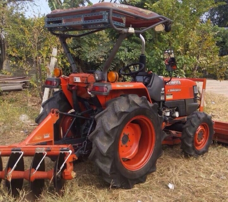 KUBOTA L3408 4WD รถสวยจัดอุปกรณ์ครบครันพร้อมใช้งานได้เลยครับ เครื่องแห้งดีแรงดี เกียร์หน้าหลังเข้าง่ายไม่มีปัญหาครับ อุปกรณ์มี 3 ชิ้น มีใบดันหน้า,ผาน 6,คราด ช่วงล่างแน่น ยางสภาพดี 70\% พร้อมทำงานได้เลย เอกสารเล่มทะเบียนชุดโอนครบพร้อม ราคาต่อรองได้ครับ