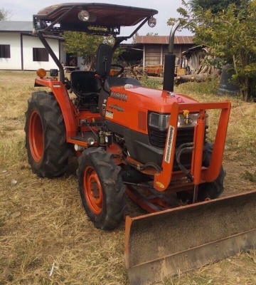 KUBOTA L3408 4WD รถสวยจัดอุปกรณ์ครบครันพร้อมใช้งานได้เลยครับ เครื่องแห้งดีแรงดี เกียร์หน้าหลังเข้าง่ายไม่มีปัญหาครับ อุปกรณ์มี 3 ชิ้น มีใบดันหน้า,ผาน 6,คราด ช่วงล่างแน่น ยางสภาพดี 70\% พร้อมทำงานได้เลย เอกสารเล่มทะเบียนชุดโอนครบพร้อม ราคาต่อรองได้ครับ