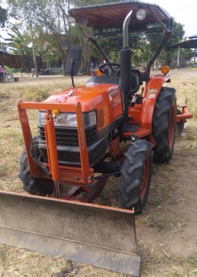 KUBOTA L3408 4WD รถสวยจัดอุปกรณ์ครบครันพร้อมใช้งานได้เลยครับ เครื่องแห้งดีแรงดี เกียร์หน้าหลังเข้าง่ายไม่มีปัญหาครับ อุปกรณ์มี 3 ชิ้น มีใบดันหน้า,ผาน 6,คราด ช่วงล่างแน่น ยางสภาพดี 70\% พร้อมทำงานได้เลย เอกสารเล่มทะเบียนชุดโอนครบพร้อม ราคาต่อรองได้ครับ