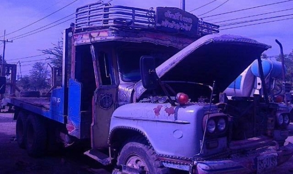 ขายด่วน ISUZU TX 165 HP 6BD1 รถสิบล้อหัวยาวเพลาเดียว เทรลเลอร์ท้ายลาดมีหางพับขึ้นรถเกี่ยวครบพร้อมใช้งาน เครื่องแน่นดีฟิตใหม่ๆ ภายในเก๋งคอนโซลครบไม่มีผุ พวงมาลัยเพาเวอร์ ชุดเพลาหลังเพลาเดียวของ มิตซู FUSO อย่างดี ช่วงล่างคัชซีไม่มีบวม ยางสภาพดี 70\% เอกสารท