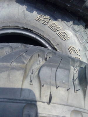 ขายยาง DEESTONE ปี13 สัปดาที่43 เบอร์ 285-75-16ดอกเต็มๆ ราคา 10000 ของอยู่ บางบอน 089-1656554