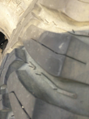 ขายยาง DEESTONE ปี13 สัปดาที่43 เบอร์ 285-75-16ดอกเต็มๆ ราคา 10000 ของอยู่ บางบอน 089-1656554