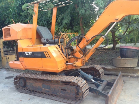 KOMATSU PC30-3   รถเก่านำเข้าจากญี่ปุ่นไม่เคยใช้งานในไทย  สภาพพร้อมลุยงาน