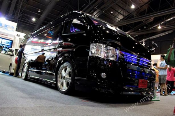 ตกแต่งรถตู้ครบวงจร รุ่งเรืองประดับยนต์ ร้อยเอ็ด