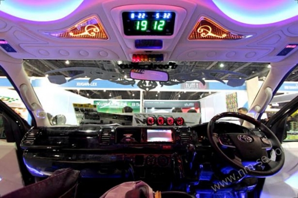 ตกแต่งรถตู้ครบวงจร รุ่งเรืองประดับยนต์ ร้อยเอ็ด