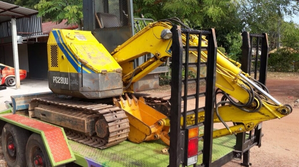 ขายแม็คโค PC28uu พร้อมตัวลาก แถมหัวคีบไม้ พร้อมใช้งาน