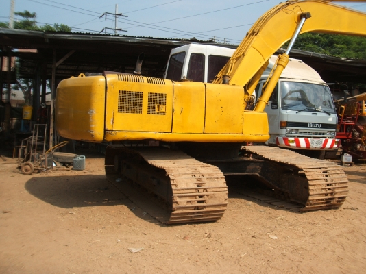 ขายรถแม็คโคร สมิตโตโม่ 200-3 SH สภาพดีพร้อมใช้งาน เครื่องยนต์ดี เครือง 6 ฺBG เทอร์โบ ปั้ม K3V สภาพดี เอวแน่น โซ่ 80\% รอลเลอร์ดีทุกลูก ตัวเดินสภาพดีมากๆ