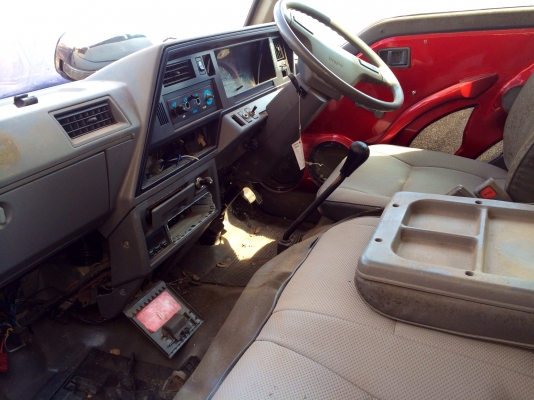 ขายด่วน  รถตู้นิสสัน  ราคาพอดี  ใช้งานได้ตามปกติ  เอกสารพร้อม