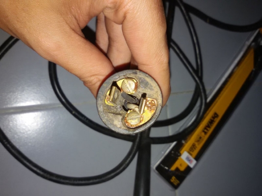 เครื่องเลื่อยชัก Dewalt ใช้ไฟ 110v กินกระแส 6 แอมป์  Made In USA