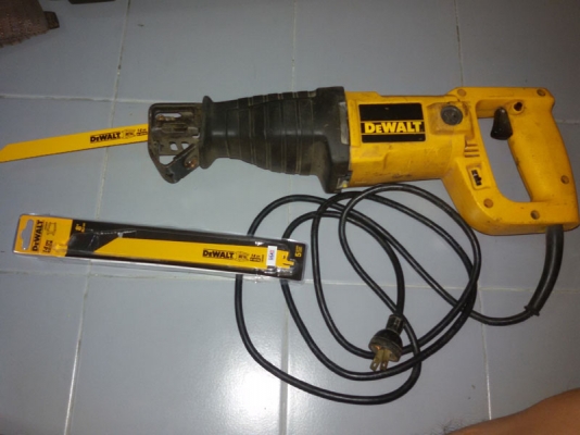 เครื่องเลื่อยชัก Dewalt ใช้ไฟ 110v กินกระแส 6 แอมป์  Made In USA