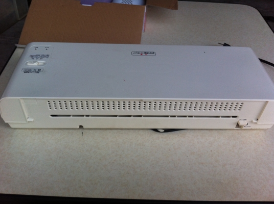 เครื่องเคลือบบัตรขนาดกว้างได้ถึง A3 เลือกความเร็วในการป้อนงานได้ 2 ระดับ