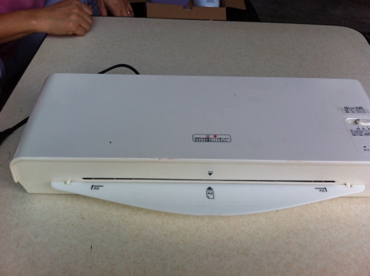 เครื่องเคลือบบัตรขนาดกว้างได้ถึง A3 เลือกความเร็วในการป้อนงานได้ 2 ระดับ