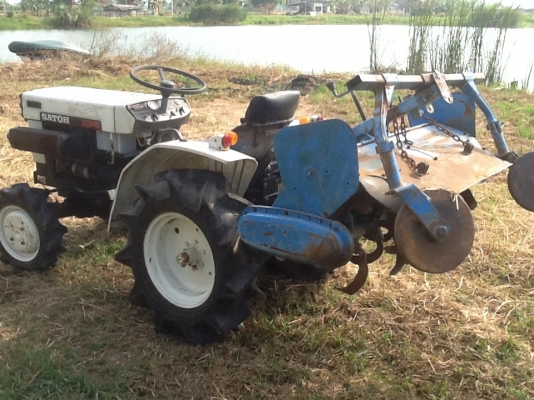 รถไถสภาพดีพร้อมใช้ขับสี่ล้อสองเพลา ใช้น้อย716ชม.