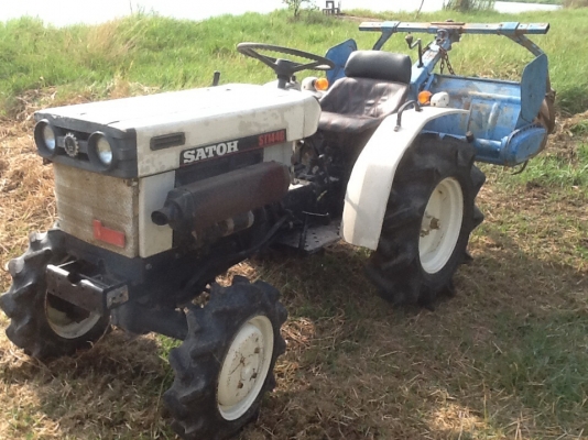 รถไถสภาพดีพร้อมใช้ขับสี่ล้อสองเพลา ใช้น้อย716ชม.