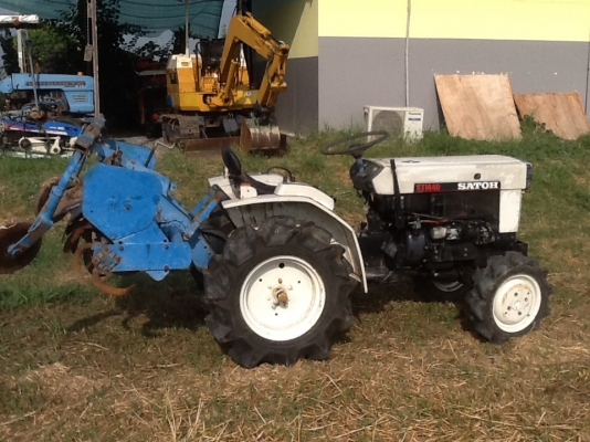 รถไถสภาพดีพร้อมใช้ขับสี่ล้อสองเพลา ใช้น้อย716ชม.