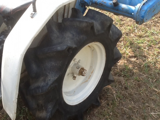 รถไถสภาพดีพร้อมใช้ขับสี่ล้อสองเพลา ใช้น้อย716ชม.