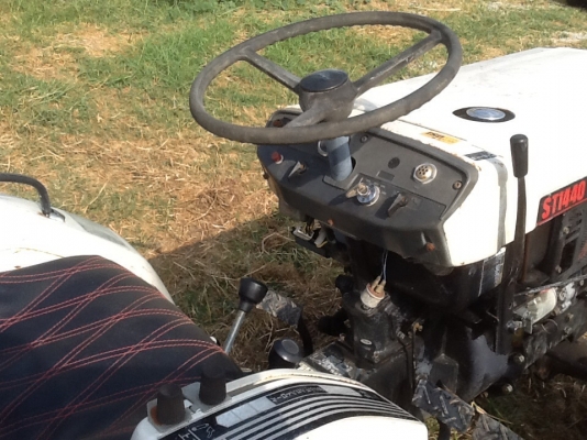 รถไถสภาพดีพร้อมใช้ขับสี่ล้อสองเพลา ใช้น้อย716ชม.