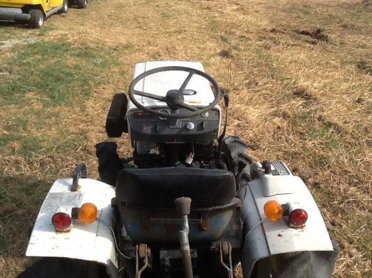 รถไถสภาพดีพร้อมใช้ขับสี่ล้อสองเพลา ใช้น้อย716ชม.