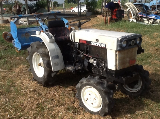 รถไถสภาพดีพร้อมใช้ขับสี่ล้อสองเพลา ใช้น้อย716ชม.