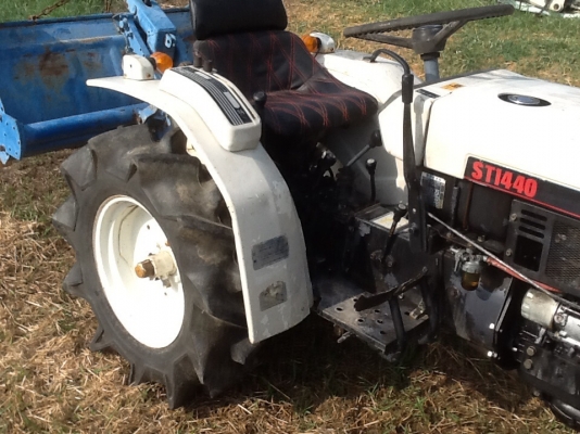 รถไถสภาพดีพร้อมใช้ขับสี่ล้อสองเพลา ใช้น้อย716ชม.