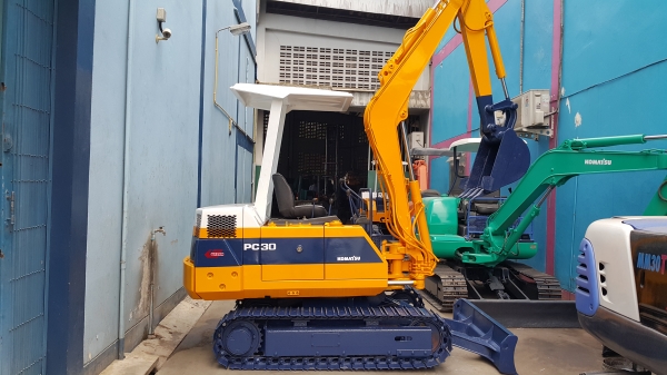 รถขุด KOMATSU รุ่น PC30-6- แทร็กเหล็กสวย นำเข้าจากญี่ปุ่น ตรวจเช็คสภาพแล้ว อย่างดี มือถือ /LINE ID:0818753444