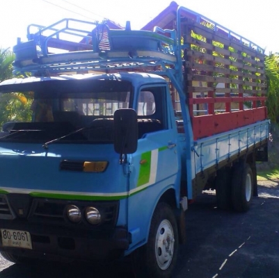 ISUZU KS 110 HP 4BE1 หกล้อกระบะเหล็กคอกไม้ความยาว 4.30 เมตรสภาพดีพร้อมใช้งาน เครื่องแรงดีไม่มีเยิ้มลงเล่มครบพร้อม ภายในเก๋งคอนโซลครบไม่มีผุ ช่วงล่างคัชซีไม่มีปะ ยาง 7.50 ขอบ 16 สภาพดี 70\% พร้อมใช้งาน เอกสารทะเบียนชุดโอนครบพร้อมโอน ราคาต่อรองได้ครับ